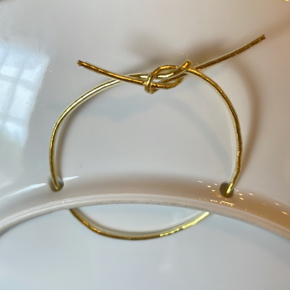 Pretty 8” Gray Cat Display Plate with Gold and Blue Rim - Picture 5 of 6